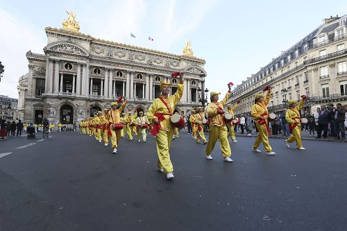 图1～24：来自欧洲各个国家上千名法轮功学员聚集法国巴黎，举行历时两个小时的游行活动，从交易所广场（Place de la Bourse）出发，途经巴黎歌剧院、皇家宫殿和数条繁华的主要街道，最后抵达卢浮宫对面的卡鲁索广场。