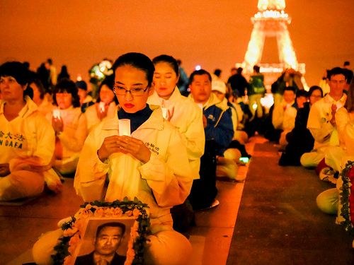 '图1～4：二零一七年九月三十日晚，三百多欧洲法轮功学员在法国巴黎埃菲尔铁塔前的人权广场举办烛光守夜。'