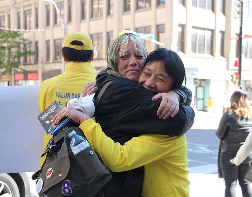 '图7：多伦多居民Patricia Dwyer流泪拥抱着学员说：“尽快把他们营救出来！”'