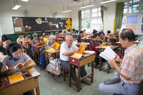 图2：上午分成三十四个小组，学习经文并進行交流，不管新、老学员都收获满满。