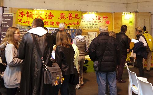 '图1~2:主办方邀请法轮功学员参加展会并提供了距入口处不远、显眼又宽敞的展位,以方便法轮功学员演示功法和教功。'