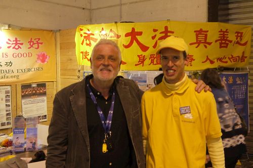 '图3:展会主办人帕特里克·维欧特先生(左)和法轮功学员在法轮功展位前'