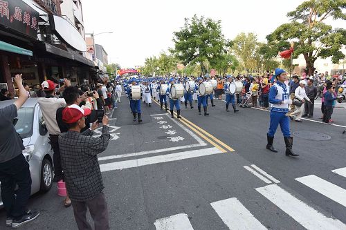 '图1～3：天国乐团为文化节游行做前导，向民众传递法轮功的美好'