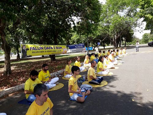 图4 ：巴西学员在中使馆前静坐与炼功