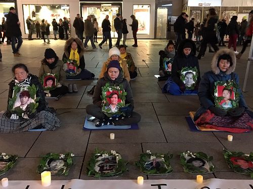 图1-2：二零一七年十二月九日，法兰克福的法轮功学员举办烛光守夜，悼念在中国被中共迫害致死的法轮功学员。