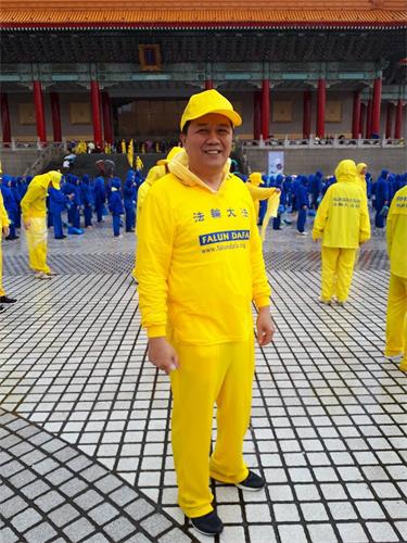 '修炼心得交流会前夕，陈昱炽参加在台北自由广场举行的大型排字及集体炼功活动。'
