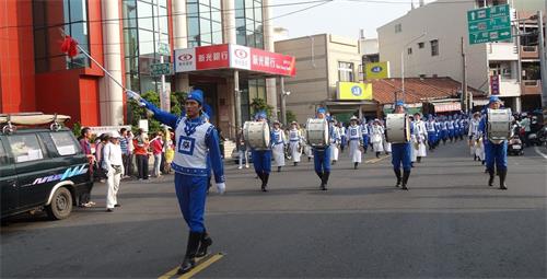 '图1～2：天国乐团参加台湾万丹红豆节踩街。'