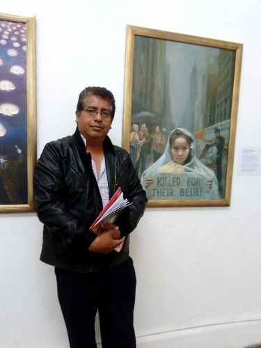 '图4：Colegio Tacna 艺术老师Carlos Ponce表示画展让人们了解发生在中国的迫害，非常了不起。'