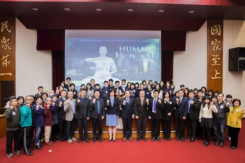 '图1：台湾国际器官移植关怀协会偕同多位立委在立法院举办纪录片《活摘》首映座谈会。'
