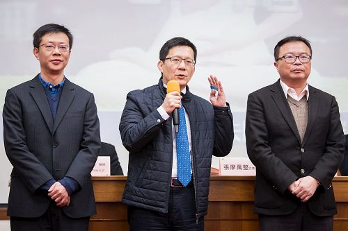 '图3：立法委员张宏陆（左一）、张廖万坚（左二）、洪宗熠（左三）参加纪录片《活摘》首映座谈会。'