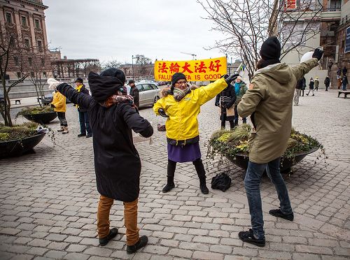 '图3，有缘人当场学炼法轮功。'