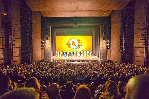 图1：神韵世界艺术团于二零一七年二月十一至十九日，在芝加哥市中心哈里斯剧场为期两周、共八场演出场场爆满，一票难求。图为二月十九日下午场演出的现场盛况。