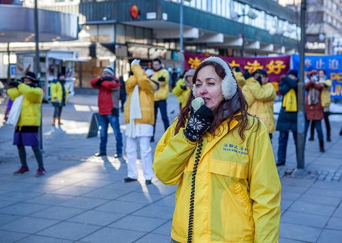 '图2：瑞典学员在南泰利耶市中心广场举办反迫害集会'