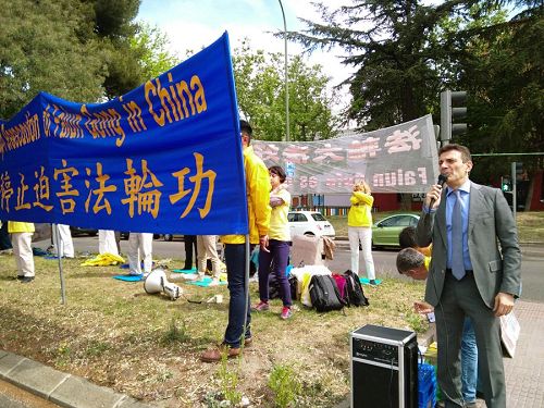 '图2:著名人权律师卡洛斯(Carlos Iglesias)到现场发言,强烈谴责中共对法轮功的非法迫害'