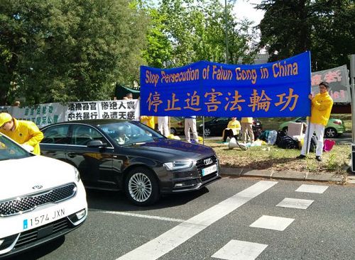 '图3:法轮功学员在中使馆前集会现场'
