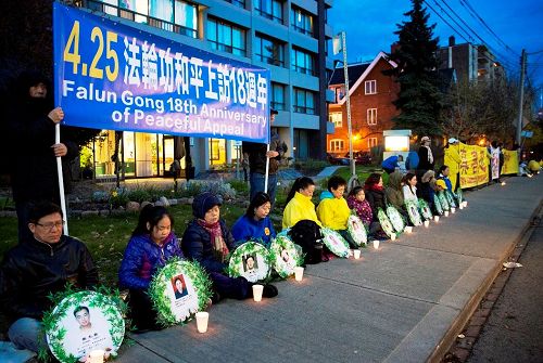 '图5～6：晚上八点至十点在中领馆前举行烛光悼念，缅怀十八年来因为修炼法轮功而在中国受迫害致死的法轮功学员。'