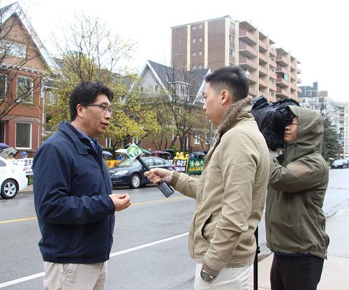 '图7：华语新时代电视采访多伦多法轮功发言人Kevin。'