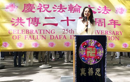 萬名法輪功學員曼哈頓集會慶祝大法弘傳25周年（圖）