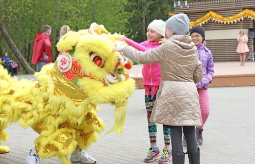 '图20:孩子们很喜欢学员们表演的舞狮子'