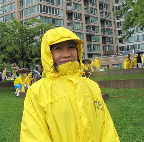 图：来自台北的李素明女士在纽约甘纯公园（Gantry Park）冒雨参加“大法洪传25 years”大型排字