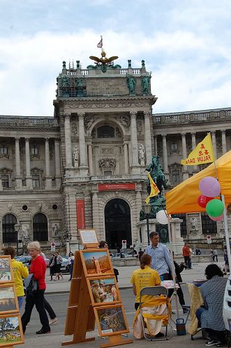 '图1：奥地利部份法轮功学员在首都维也纳的奥地利总统府所在地举办真相信息日活动'