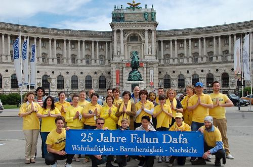 '图2：奥地利部份法轮功学员维也纳庆祝世界法轮大法日，祝师父生日快乐！'