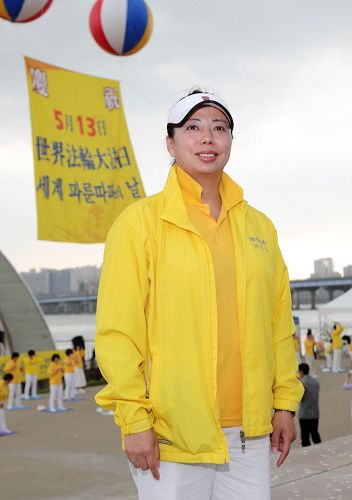 '图9：前奥运游泳名将黄晓敏表示怀着一颗感恩的心来参加这个盛会'