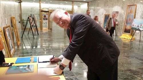'图2：州众议员迈克尔·凯恩斯签名支持法轮功反迫害'