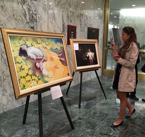 '图5：州议员助理Daniela Zolorzano表示很喜欢画展'