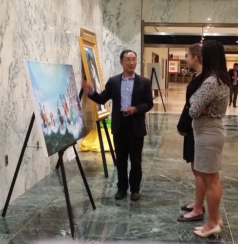 '图7：议员办公室的两位女助手参观画展。'