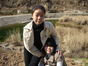 照：蒋立宇和她的姐姐蒋炼娇（站立的是蒋立宇，蹲着的是蒋炼娇）