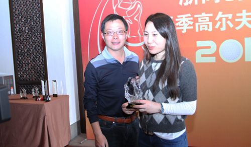 孙茜（右）参加浙商创投杯2012春季高尔夫邀请赛，获女子“总杆季军”