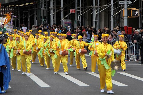 图5:法轮功学员组成的腰鼓队,有观众表示:“展现了中国人的特色。”