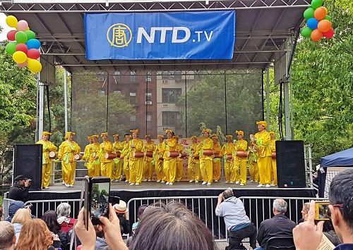 图7:法轮功学员为观众表演腰鼓。