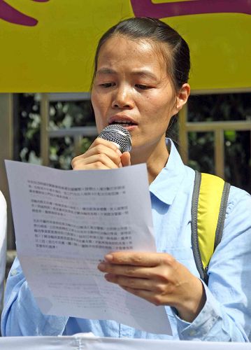 图2：王斌在香港的妻子、法轮功学员梁金友呼吁各界正义人士及机构协助营救王斌。