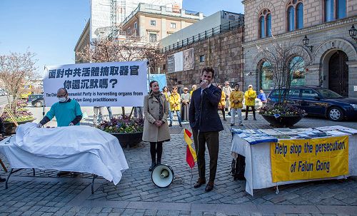 瑞典律师尼古拉斯（Nicolas）研讨会后，来到学员们的活动现场声援并发表演讲，谴责中共的残暴。