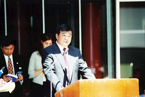 '图5：一九九九年六月二十五日，李洪志师父在接受伊利诺伊州州长、州财政部长和芝加哥市长嘉奖的颁奖仪式上讲话。（明慧网）'