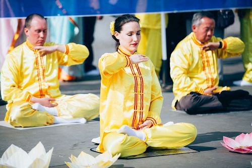 '图5：学员炼功，展示法轮功五套柔和舒缓的功法'