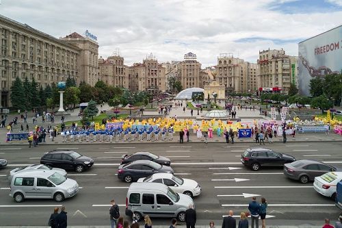'图1：二零一七年五月二十七日，乌克兰法轮功学员在首都基辅市中心举办弘法活动，传播法轮功的真相。'
