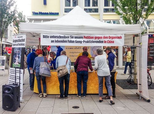 '图1：二零一七年五月二十日，德国西南部莱茵兰-普法尔茨州的法轮功学员在兰道（Landau）举办信息日，传播法轮功的真相，同时征集“反对中共强摘器官”的签名。'