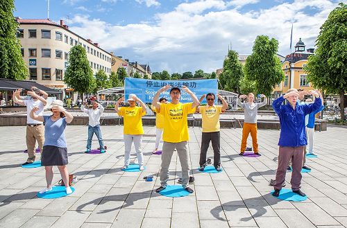'图1：二零一七年六月十七日，瑞典法轮功学员在厄勒布鲁（Örebro）市中心广场上举办法轮大法信息日活动。图为法轮功学员正在演示第二套功法——法轮桩法。'
