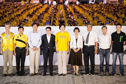 '图2：台湾各界正义人士包括新竹市议员曾资程（左2）、台北市议员徐弘庭（左4）、李庆锋（右2）、洪健益（右1）、嘉义县议员蔡鼎三（右3）等人都到场声援。'