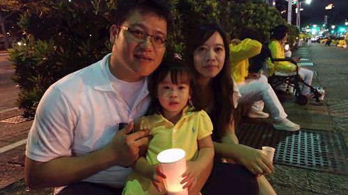 '图10：曾奎皓（左）带着妻子（右）、女儿（中）一同参加烛光悼念会。'