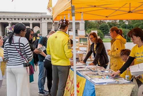 '图1～3：法轮功学员在维也纳总统府前的英雄广场上举办信息日活动'