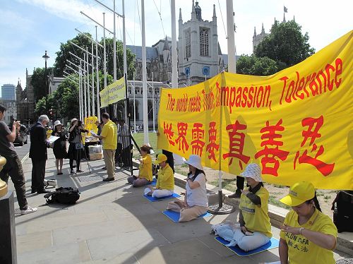 '图1～2：二零一七年七月十八日，部份英国法轮功学员又一次来到英国议会大厦前广场举行讲真相反迫害活动。'