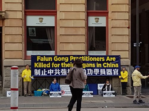 '图1~2:西澳法轮功学员于首府珀斯最繁荣的商业中心圣乔治街(St Georges Terrace)展开讲真相活动'