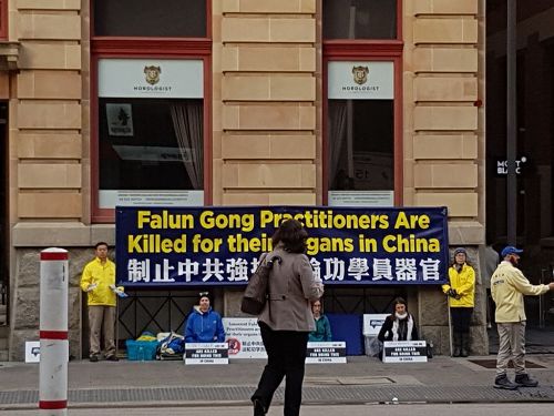 '图1～2：西澳法轮功学员于首府珀斯最繁荣的商业中心圣乔治街（St Georges Terrace）展开讲真相活动'