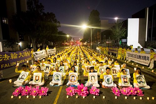 '图1～9：法轮功学员在洛杉矶中领馆前举行烛光夜悼'