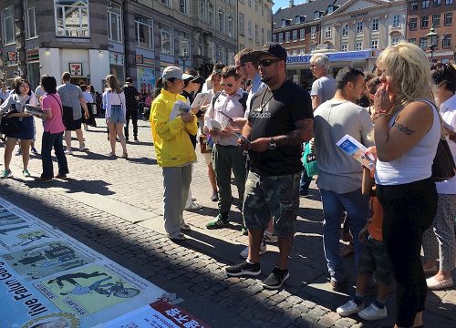 '图1～2：丹麦法轮功学员在哥本哈根市中心新广场向民众讲真相'