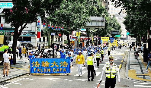 '图6：韩国警察为法轮功游行队伍开道。'
